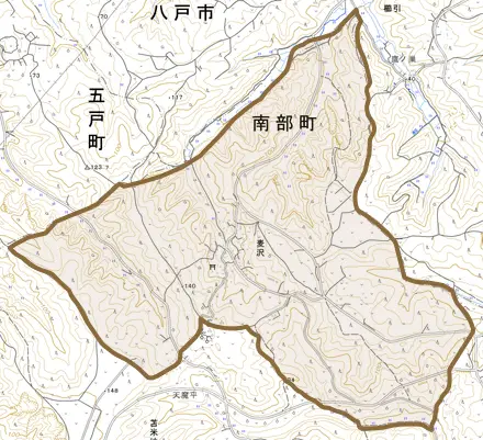 大字麦沢とその周辺の地図。町の範囲を重ねている