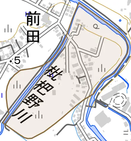 字白岩向とその周辺の地図。町の範囲を重ねている