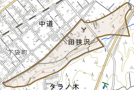 字田狭沢とその周辺の地図。町の範囲を重ねている