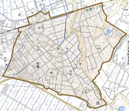 蛇園とその周辺の地図。町の範囲を重ねている