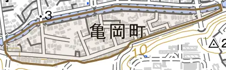 亀岡町とその周辺の地図。町の範囲を重ねている