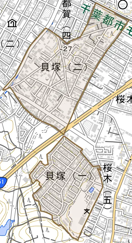 貝塚とその周辺の地図。町の範囲を重ねている