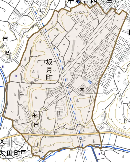 坂月町とその周辺の地図。町の範囲を重ねている