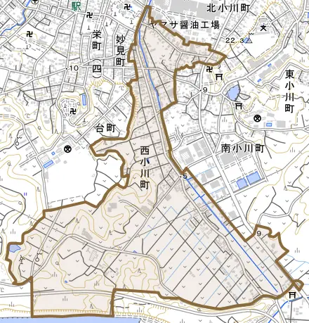 西小川町とその周辺の地図。町の範囲を重ねている