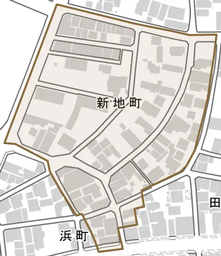新地町とその周辺の地図。町の範囲を重ねている