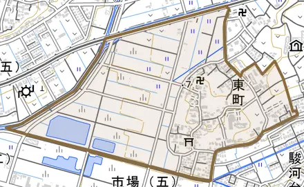 東町とその周辺の地図。町の範囲を重ねている