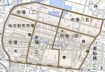 市場とその周辺の地図。町の範囲を重ねている