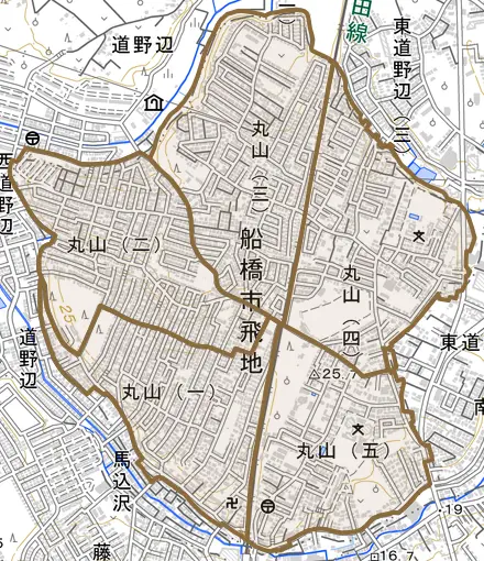 丸山とその周辺の地図。町の範囲を重ねている