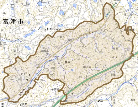 亀沢とその周辺の地図。町の範囲を重ねている