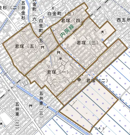 君塚とその周辺の地図。町の範囲を重ねている