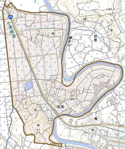 佐是とその周辺の地図。町の範囲を重ねている