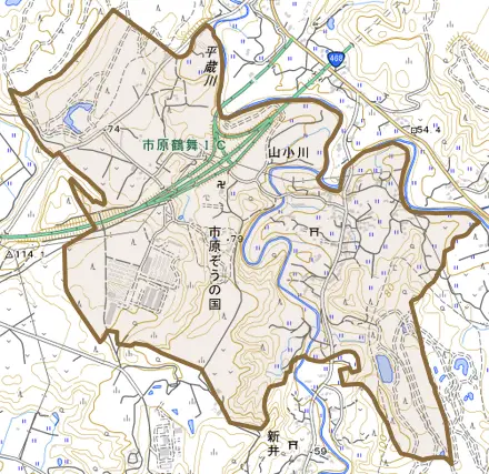 山小川とその周辺の地図。町の範囲を重ねている