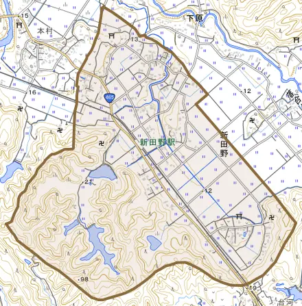 新田野とその周辺の地図。町の範囲を重ねている