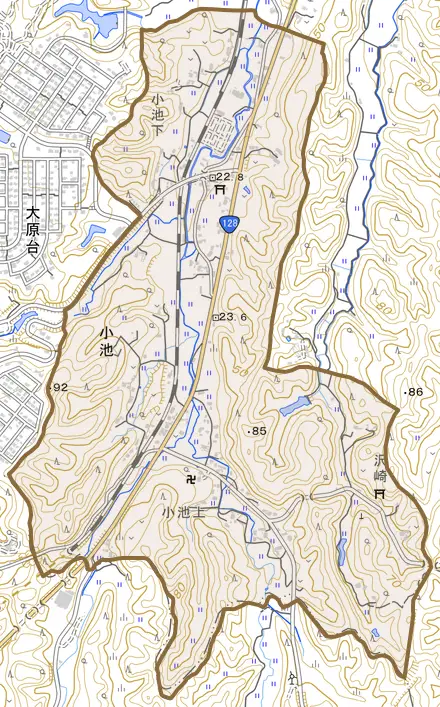 小池とその周辺の地図。町の範囲を重ねている