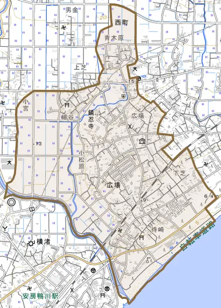 広場とその周辺の地図。町の範囲を重ねている