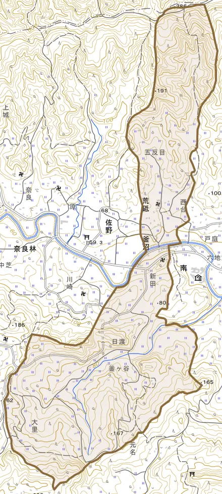 釜沼とその周辺の地図。町の範囲を重ねている