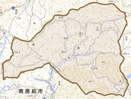西とその周辺の地図。町の範囲を重ねている