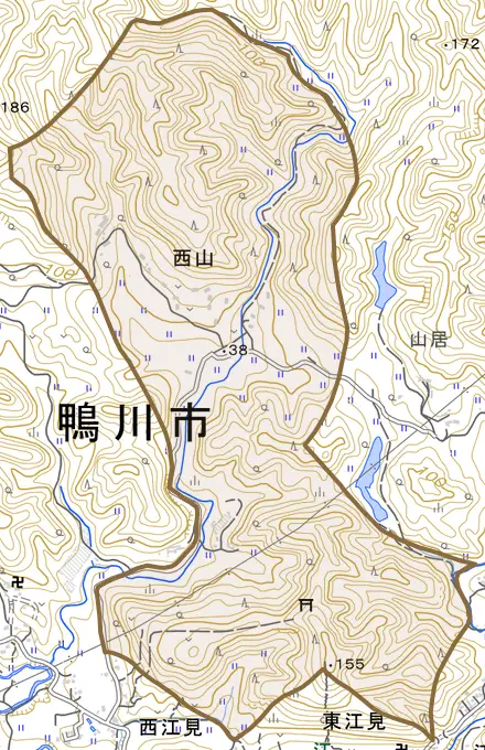 西山とその周辺の地図。町の範囲を重ねている