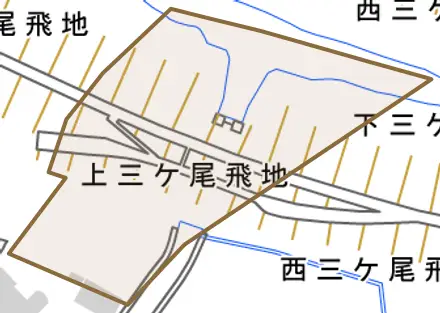 西三ケ尾飛地とその周辺の地図。町の範囲を重ねている