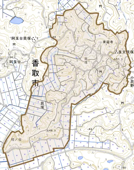 貝塚とその周辺の地図。町の範囲を重ねている