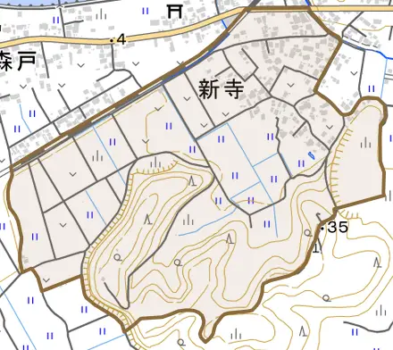 新寺とその周辺の地図。町の範囲を重ねている