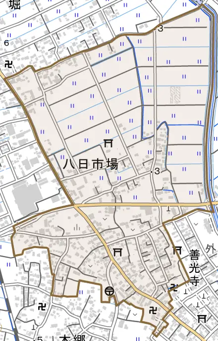 八日市場とその周辺の地図。町の範囲を重ねている