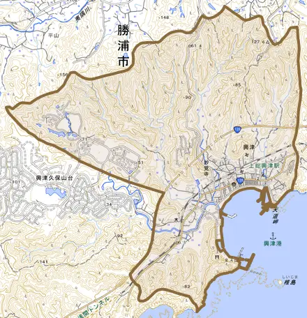 興津とその周辺の地図。町の範囲を重ねている