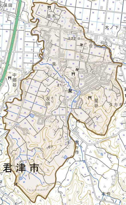 泉とその周辺の地図。町の範囲を重ねている