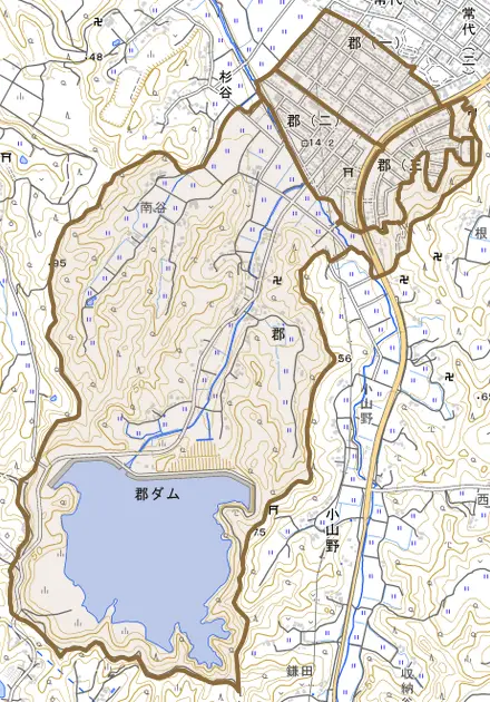 郡とその周辺の地図。町の範囲を重ねている