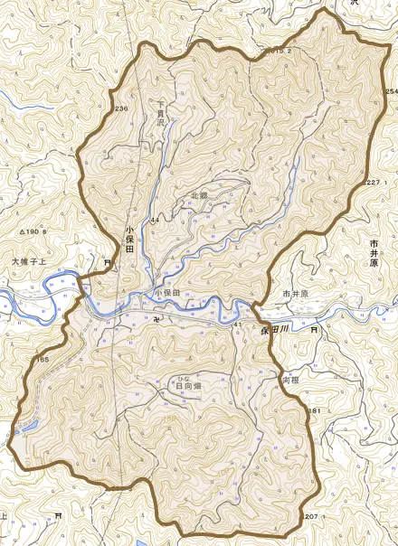 小保田とその周辺の地図。町の範囲を重ねている