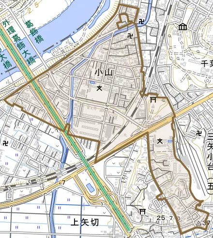 小山とその周辺の地図。町の範囲を重ねている