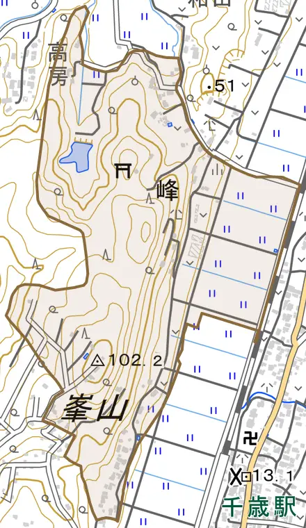 峰とその周辺の地図。町の範囲を重ねている