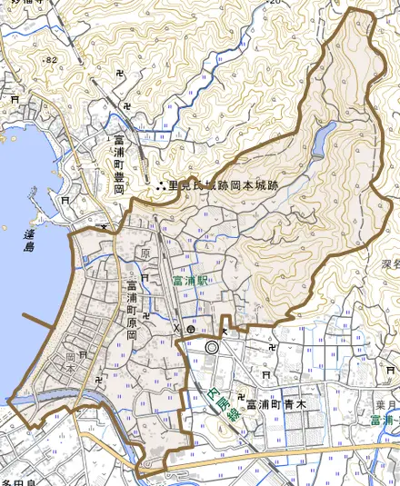 富浦町原岡とその周辺の地図。町の範囲を重ねている