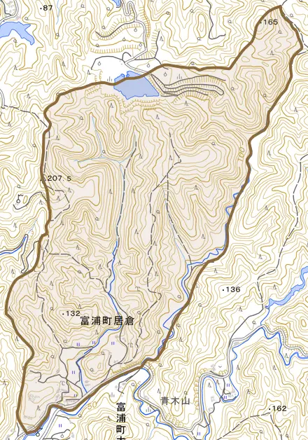 富浦町居倉とその周辺の地図。町の範囲を重ねている