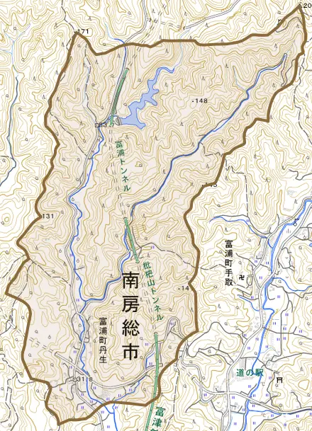 富浦町丹生とその周辺の地図。町の範囲を重ねている