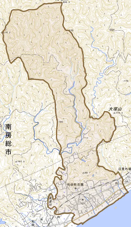 和田町花園とその周辺の地図。町の範囲を重ねている