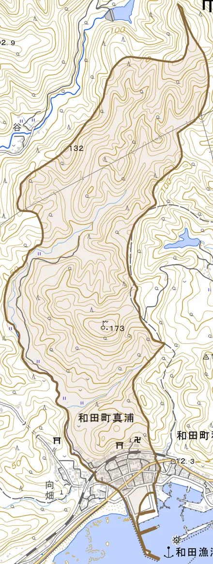 和田町真浦とその周辺の地図。町の範囲を重ねている