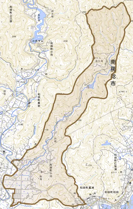 和田町小川とその周辺の地図。町の範囲を重ねている
