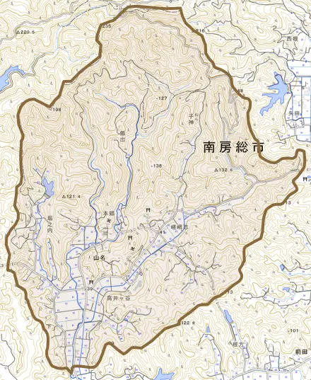 山名とその周辺の地図。町の範囲を重ねている