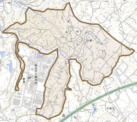 小泉とその周辺の地図。町の範囲を重ねている