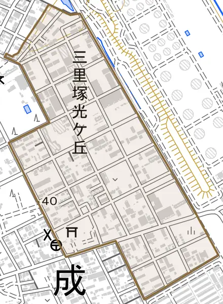 三里塚光ケ丘とその周辺の地図。町の範囲を重ねている