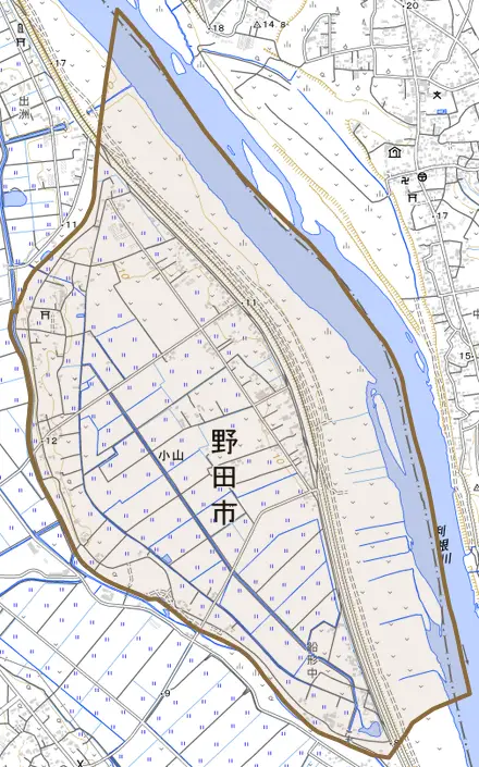 小山とその周辺の地図。町の範囲を重ねている