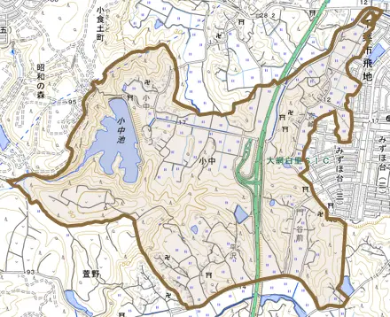 小中とその周辺の地図。町の範囲を重ねている