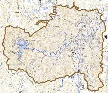 実谷とその周辺の地図。町の範囲を重ねている