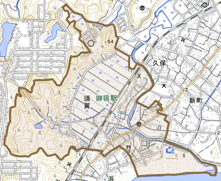 須賀とその周辺の地図。町の範囲を重ねている