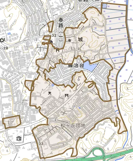 城とその周辺の地図。町の範囲を重ねている