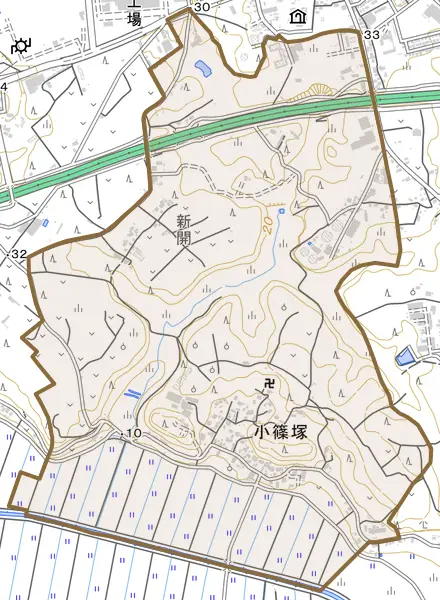小篠塚とその周辺の地図。町の範囲を重ねている