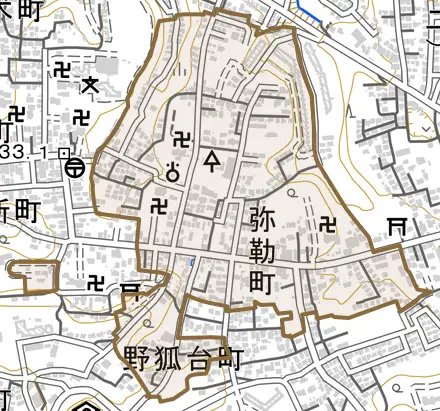 弥勒町とその周辺の地図。町の範囲を重ねている