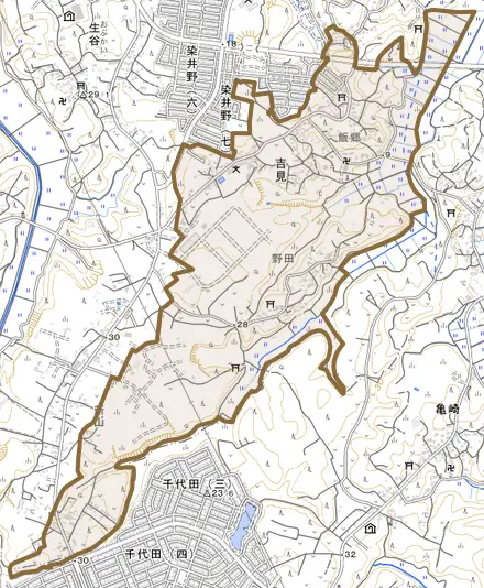 吉見とその周辺の地図。町の範囲を重ねている