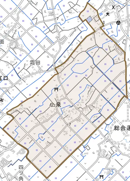 小泉とその周辺の地図。町の範囲を重ねている